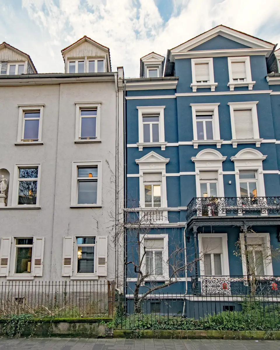 Straßenzeile mit gründerzeitlichen Wohnhäusern, Stuckfassaden und Balkonen im Tageslicht