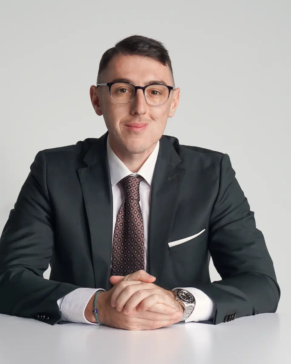 Oleg Hörth im Porträt, dunkler Anzug vor hellem Hintergrund